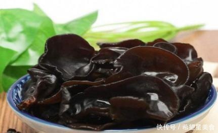 泡木耳别只用清水,教你2招,十分钟泡发,木耳饱满湿润,特干净