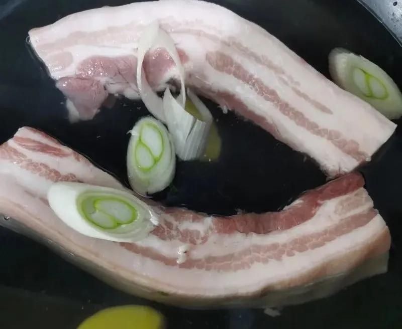 过年在家做饭 脆皮五花肉太香了