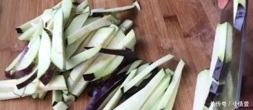 茄子|茄子别直接炒着吃了,教你一个新吃法,做法简单味道足,比肉还香