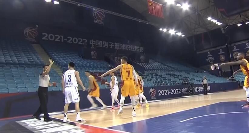 张德贵|连续逼迫对手5秒违例,CBA黑马死里逃生,三分输39分却上演大逆转