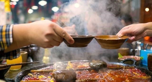 吃鱼时第一筷子夹哪里,就能看出他的性格,自私的人都会夹这块