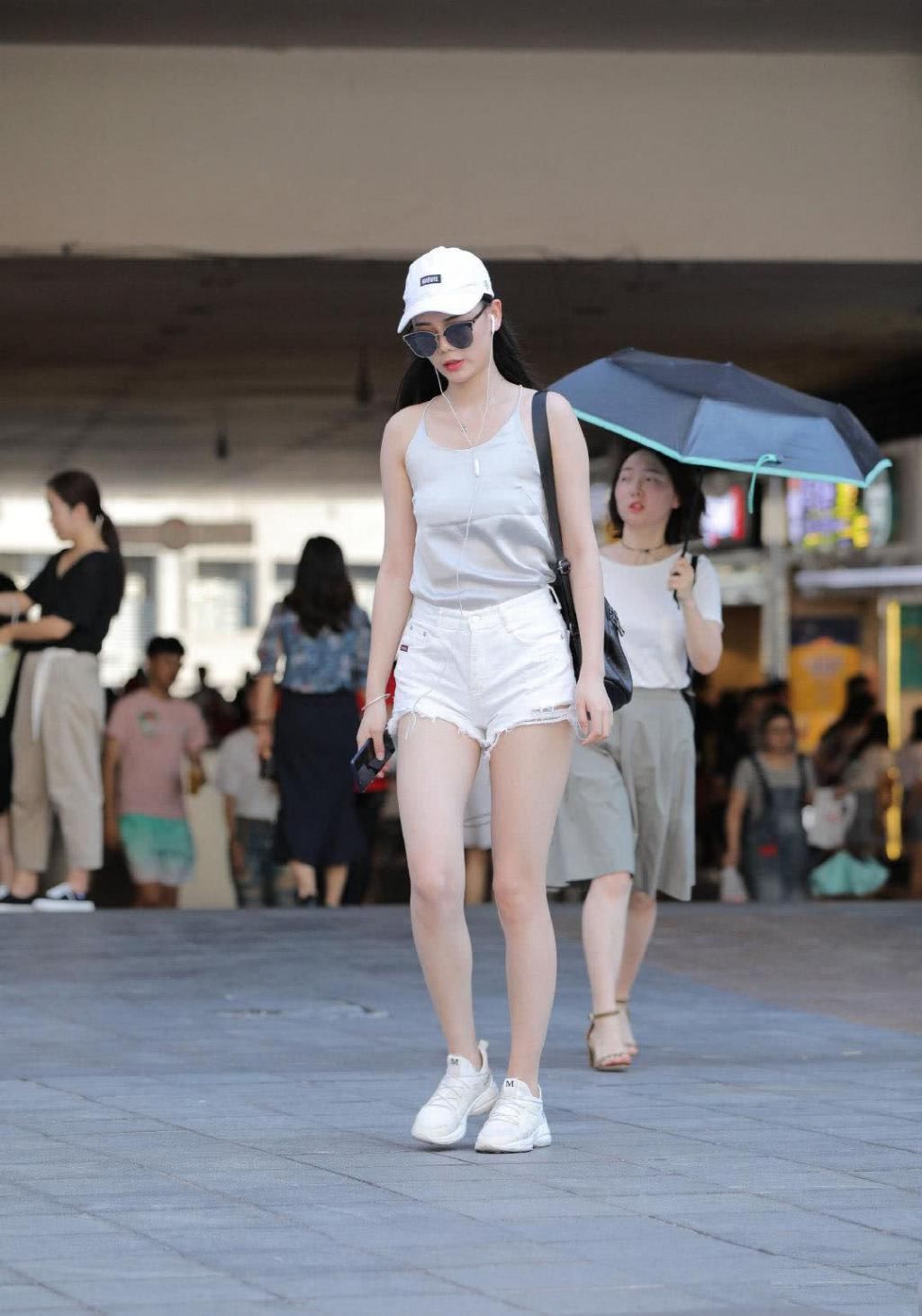 清凉|这吊带上衣真清凉,凭借辣妈的身材,绝对给十分吧