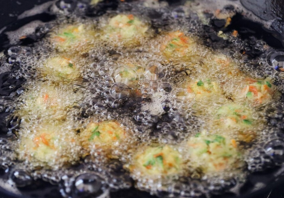 不管炸什么丸子,别再放面粉了,多放2味料,丸子又香又酥脆