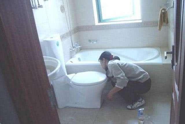 卫生间有异味污垢重,快用白醋兑水,喷上一点就减轻不少