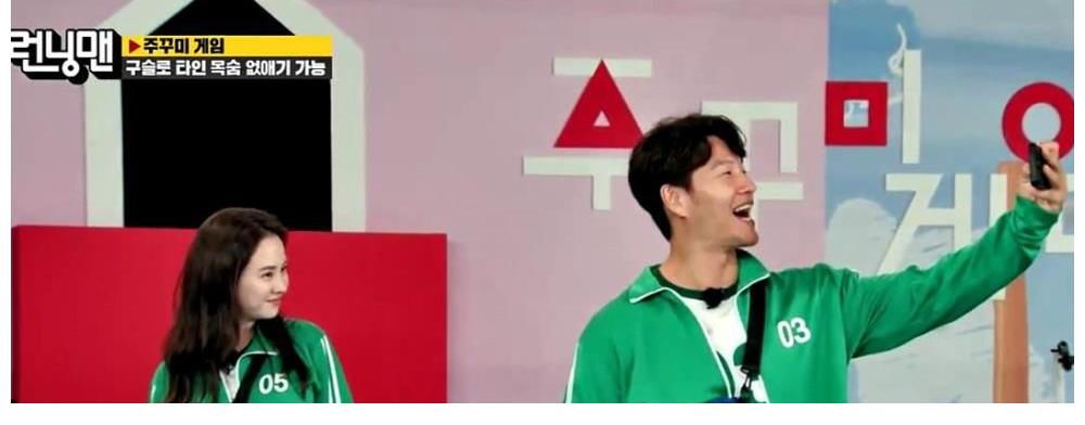 宋智孝主动和金钟国合照,这个爱情线就自然多了,看起来也很甜!