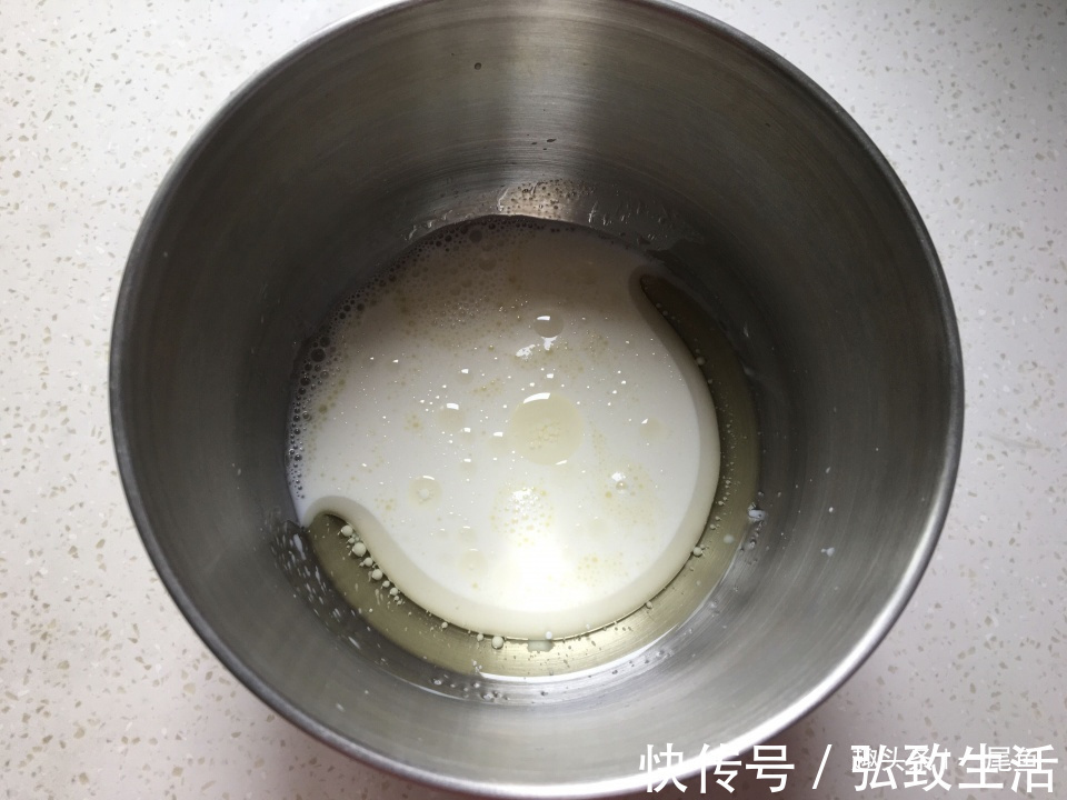 四个鸡蛋一碗糯米粉这样做,不煎不炸不蒸,香酥可口又松软
