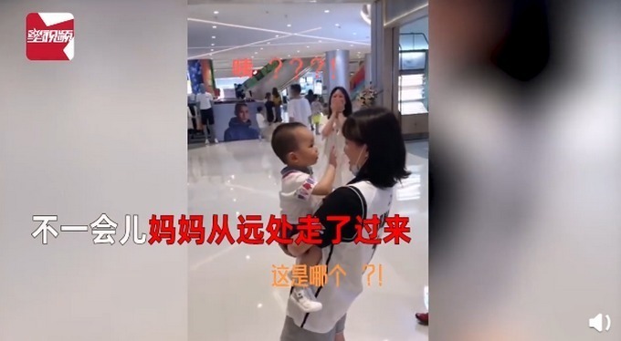 小辫|萌娃商场认错妈抱着不松手,还当着亲妈的面亲了这位“妈妈”!结局萌化