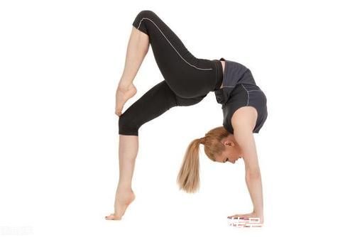 腿部|还没练瑜伽的你，4个入门动作刚好适合，拉伸身体，疏通经络