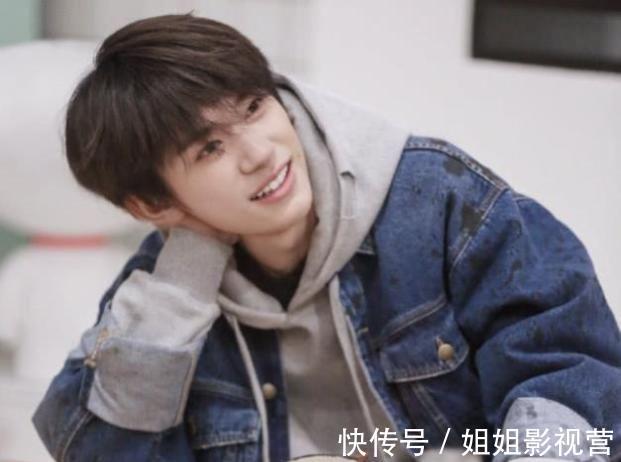 朋友请听好|千玺和何炅谢娜吃饭，谁注意他吃剩下饭渣放哪儿，素养是装不出的