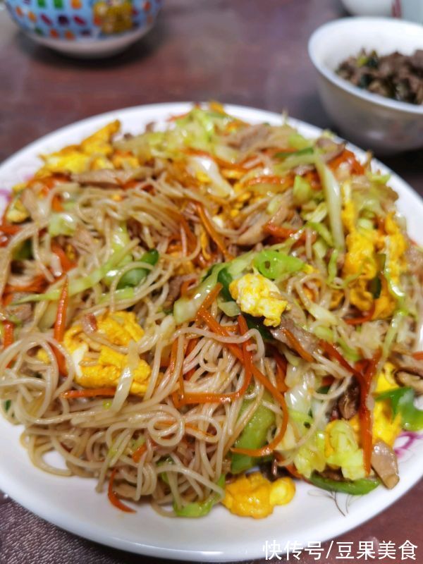 米粉|自从学会包菜炒米粉，我就不想再吃外卖了