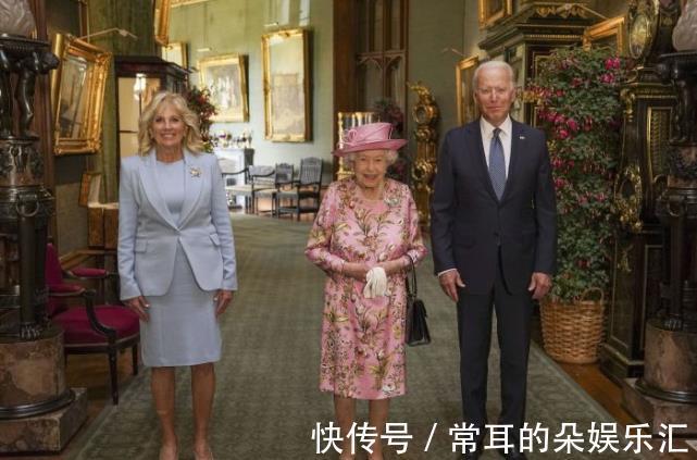 伍德农场|英女王酷爱开车真健朗!裹红牡丹衬衫雍容大气,绛紫色口红显严肃