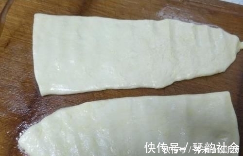 炸油条加酵母是大错特错，用这个配方，包你炸出又香又脆的大油条