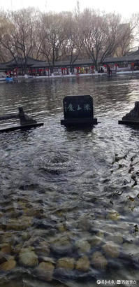 章丘百脉泉公园，游人如织泉水欢