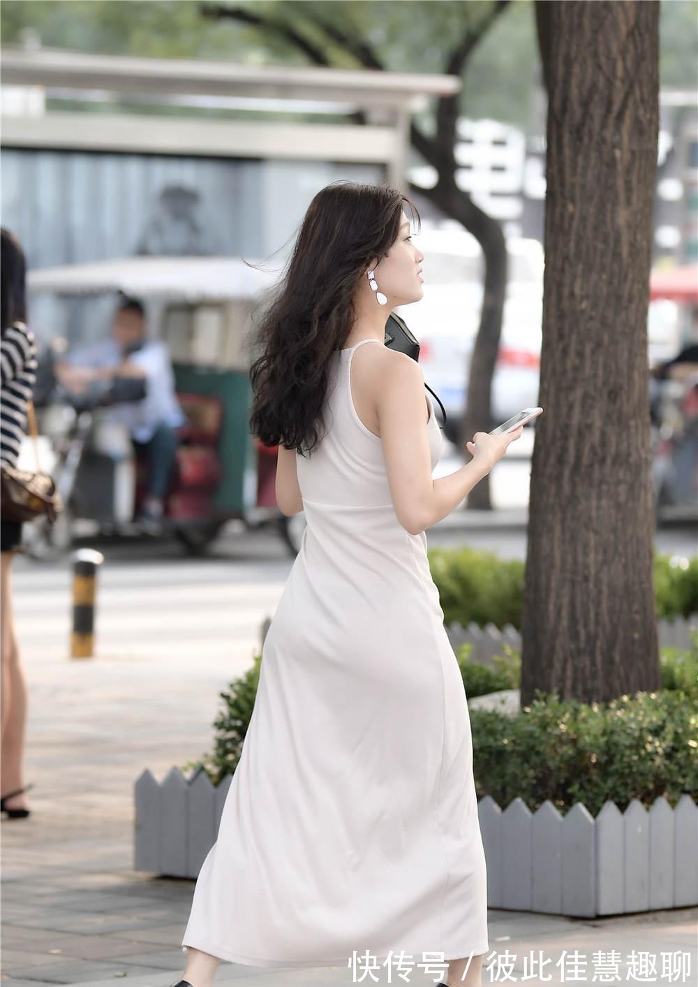 细跟鞋|修身连衣长裙,还是搭配尖头细跟鞋,细跟高一些会更好