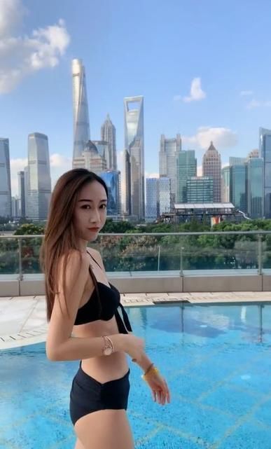 身穿泳衣的小姐姐，身材好气质佳，时尚十足！