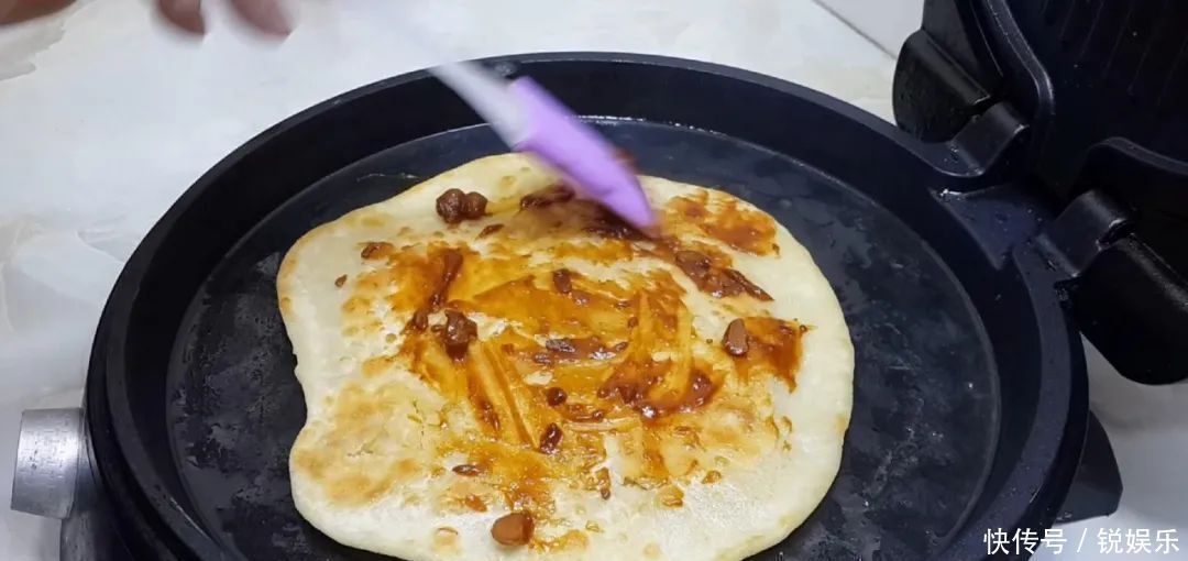 鸡蛋饼这样做太香了,教你懒人做法,鼓泡零失败,吃过就念念不忘