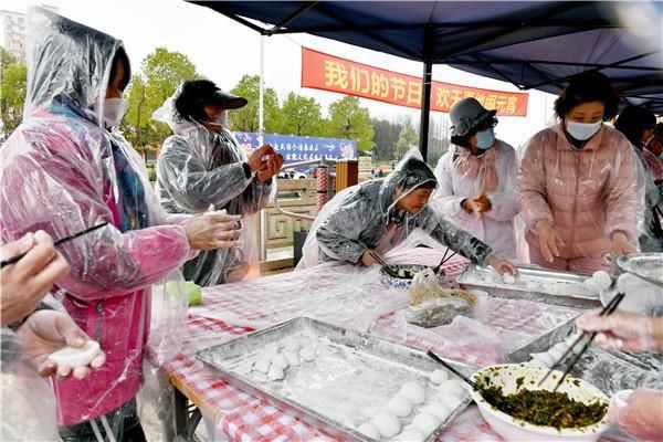 雨中行街热闹不减，三林老街上的“元宵味道”交关浓