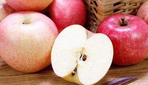 肠胃|睡觉前吃苹果积累毒素营养师告诉你两个最适合吃苹果的时间
