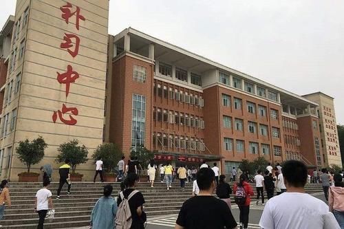 学校|“我高二全校前十，今年学校来了一群复读生，然后我心态崩了！”