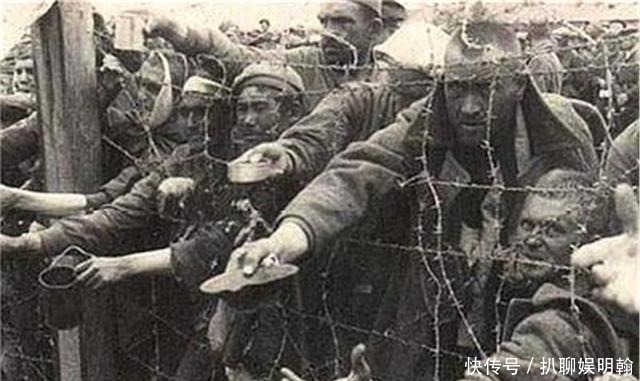 美军|二战老照片:德军从美军尸体上扒靴子,炮火下小红军成唯一幸存者