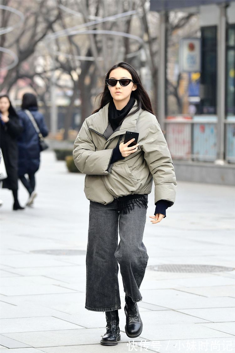 牛仔裤 街拍:美女搭配高腰牛仔裤,白色的尖头高跟短靴,更显身材高挑!