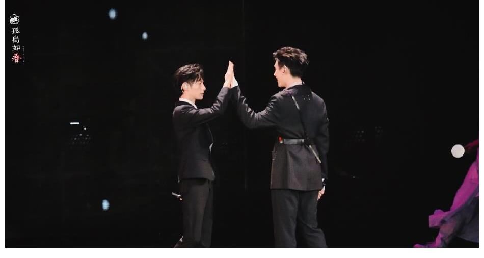 星光大賞合影，肖戰(zhàn)王一博再度同框同臺，紅海引爆全場！