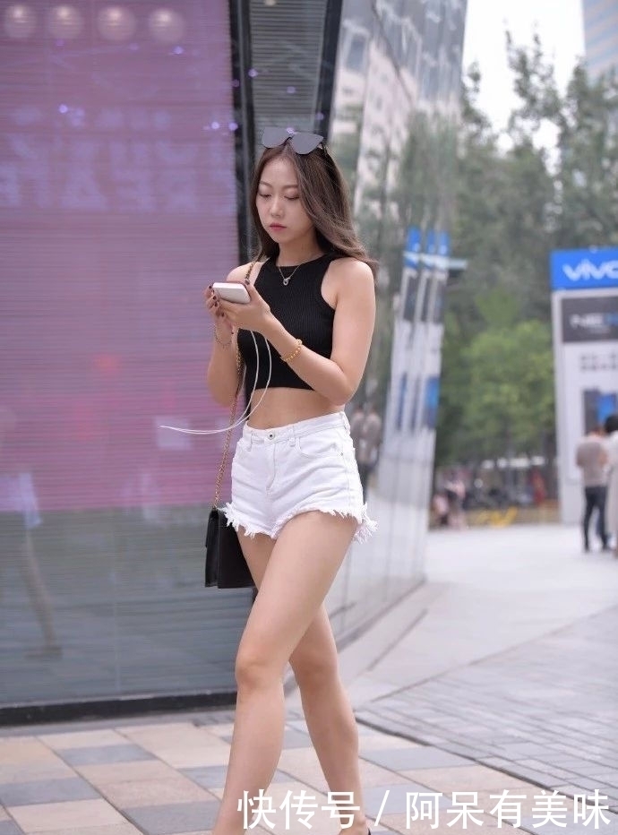 时尚靓丽|街拍偶遇不穿内衫的小姐姐,粉色V领衫,谁与争锋
