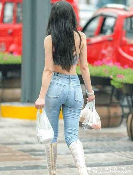 灵感 长发模特选择挂脖上衣搭配牛仔裤,显身材曲线,完美秀出女人味