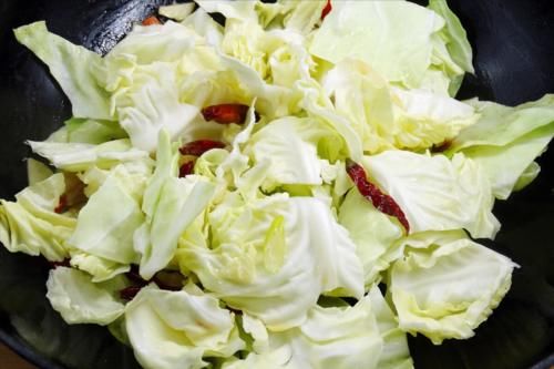 好吃|炒包菜，不要直接下锅炒，要想和饭店的一样好吃，就得多加1步