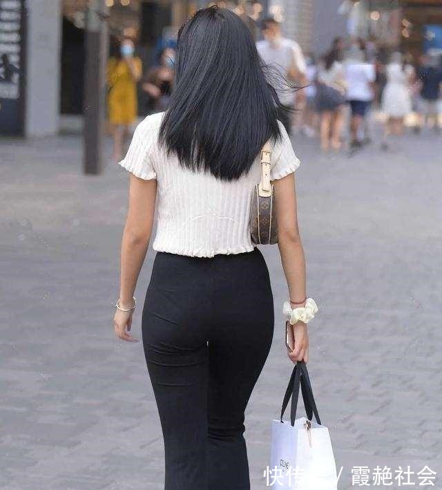 搭配 黑色心机短袖搭配深色高腰打底裤,清爽搭配,穿出高贵感觉!