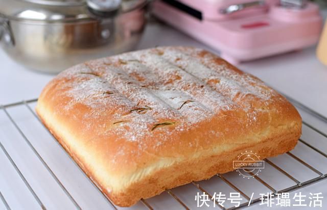 这面包做起来又快又好,平时要4个小时,这个只需3小时,真方便