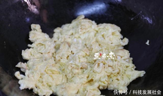  拒绝浪费不剩菜剩饭，一个人的晚餐在朋友圈火了，一菜两碗饭简单