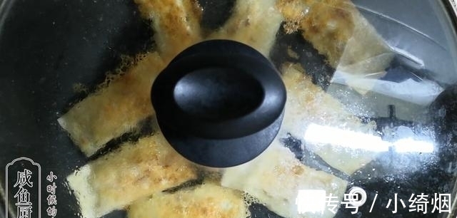大锅|馄饨皮换个吃法，金黄酥脆，鲜美入味，小伙自己吃两大锅
