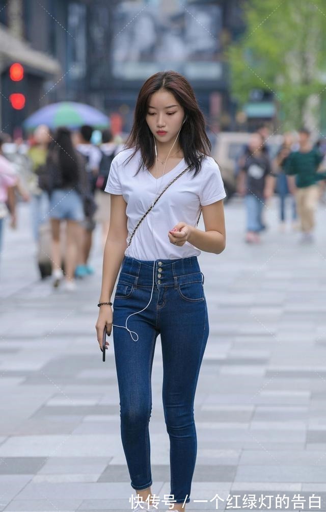 白下粉 短裤搭配白色上衣,时髦又好看,展现腿部线条之美!