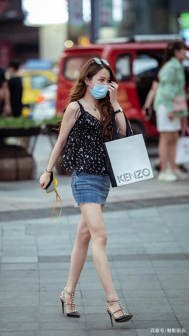 时髦的铆钉高跟鞋,搭配裤装或者裙装,都能带来超高的回头率