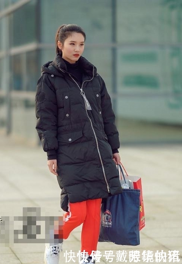 路人街拍,美女背着LV经典款式包包,真是有钱又有魅力的女生