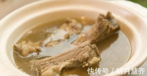 排骨焯水时，最忌直接下锅煮，大厨分享正确做法，排骨鲜嫩无腥味