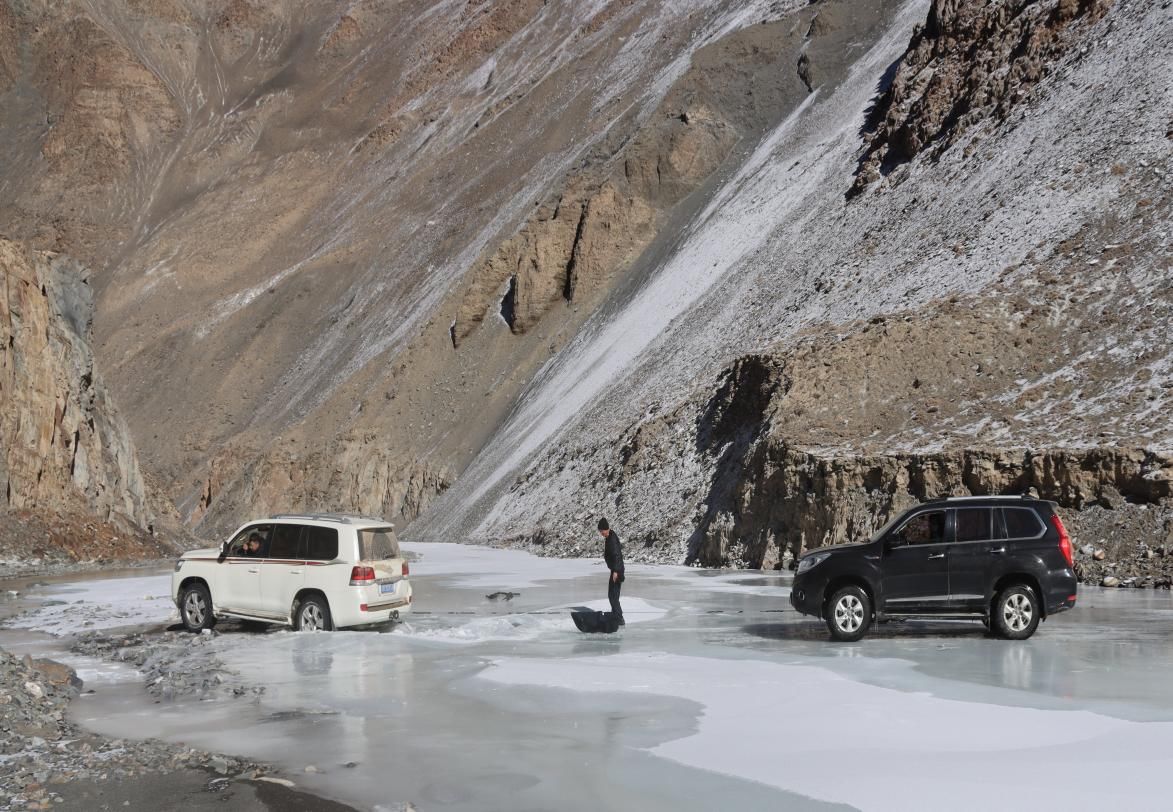 和田|新疆和田民警抵着零下30度严寒，挺进冰河——喀喇昆仑海拔5600米处的大救援