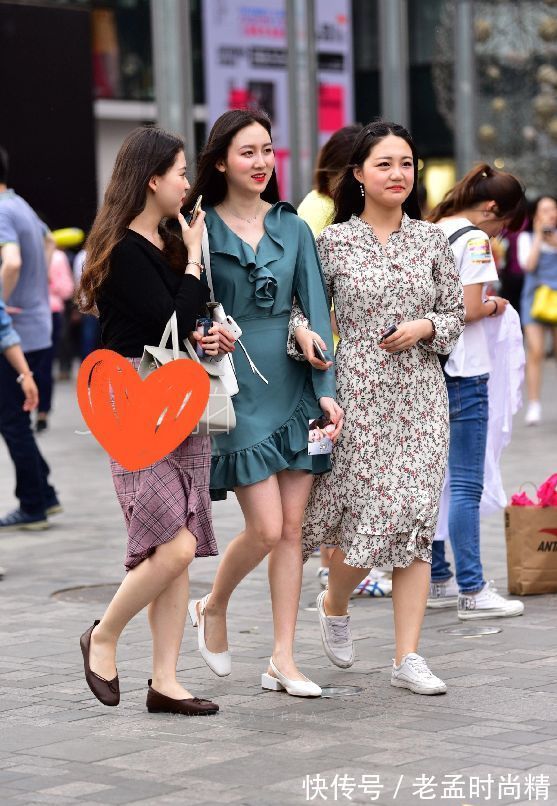 三个人 好闺蜜一起约会逛街,三个人三套裙展示不同的魅力