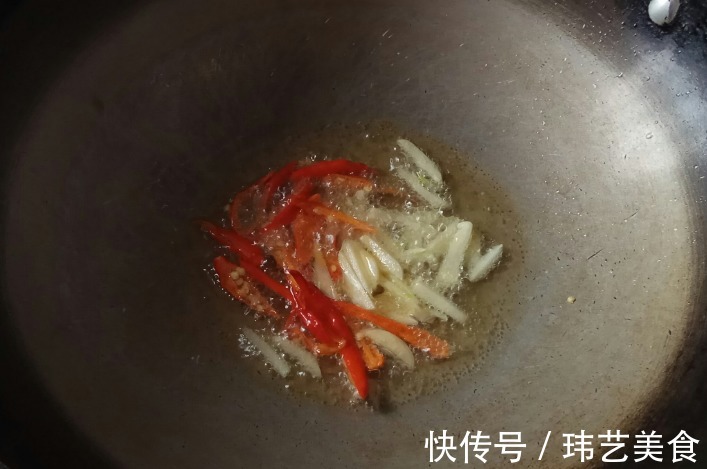 菜市场|2碗米饭都不够的下饭菜，不到十分钟就出锅，解腻去油又营养