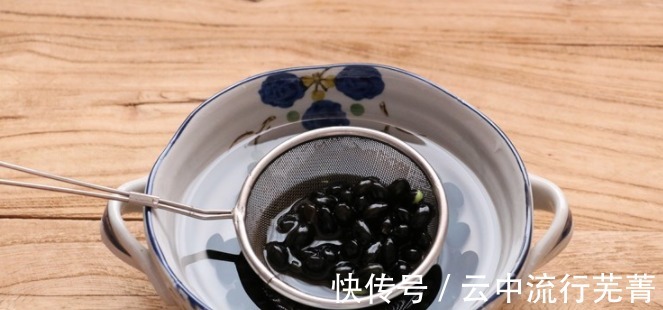 冬天到了，吃黑豆有什么用教你1个简单做法，涨知识了！