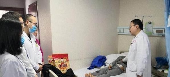 拔掉|宝宝身上长“小黑虫”,妈妈用心一颗颗拔掉,不料孩子被送去抢救