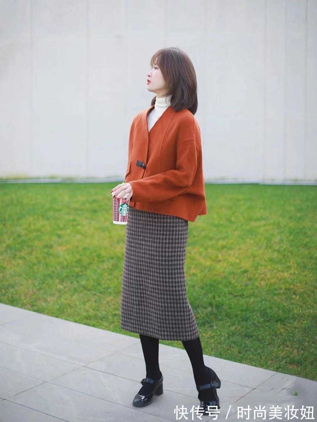 女生们|160的小个子,建议多穿“短外套+半身裙”,显高又提升气质