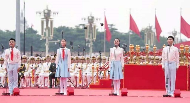 大会|庆祝大会领诵女孩火了!穿白衬衫昂首挺胸超美,170身材不输模特
