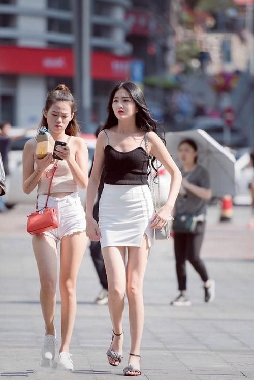 路人街拍，美女穿黑白色竖条格的小衫，轻松穿出魅力的女人味