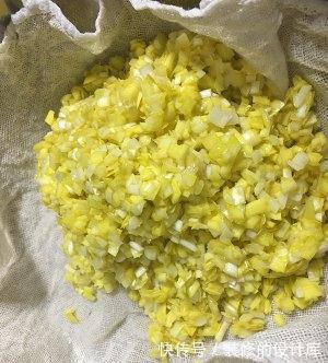 店家都没有营业，只能自己动手，今天试试韭黄猪肉锅贴，一样美味