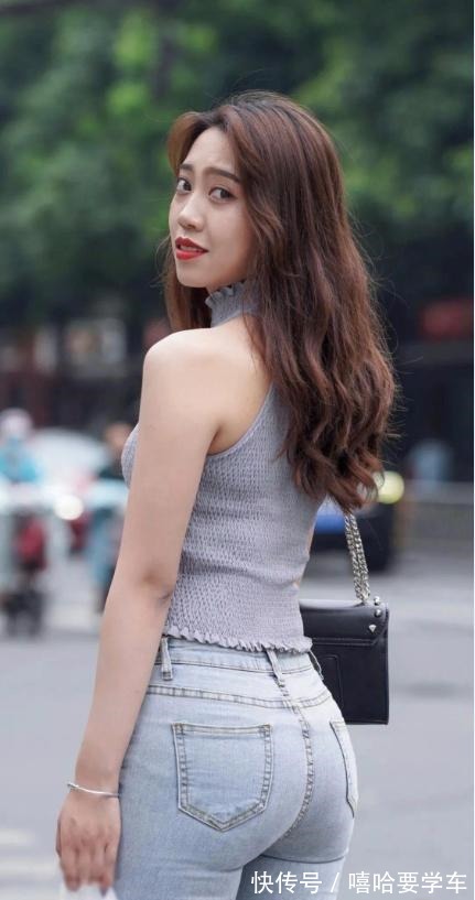 露肩小衫 破洞牛仔裤搭配露肩小衫,时尚靓丽显身材,甜美清新惹人爱!