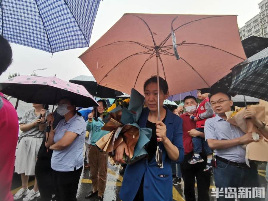 家长|考完正逢大雨，家长老师共造“避雨通道”