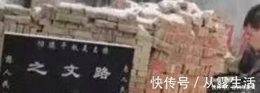 “大衣哥”朱之文家的大门又被贴上通知无理内容让人看了心寒
