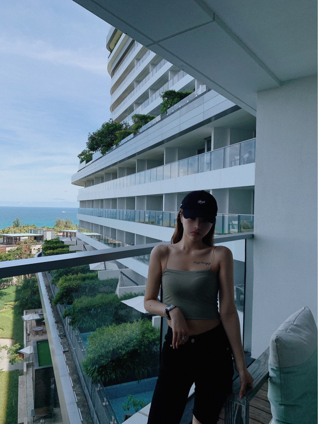 小姐姐|元气十足的小姐姐, 一件V领白衬衣配黑色百褶裙, 元气满满